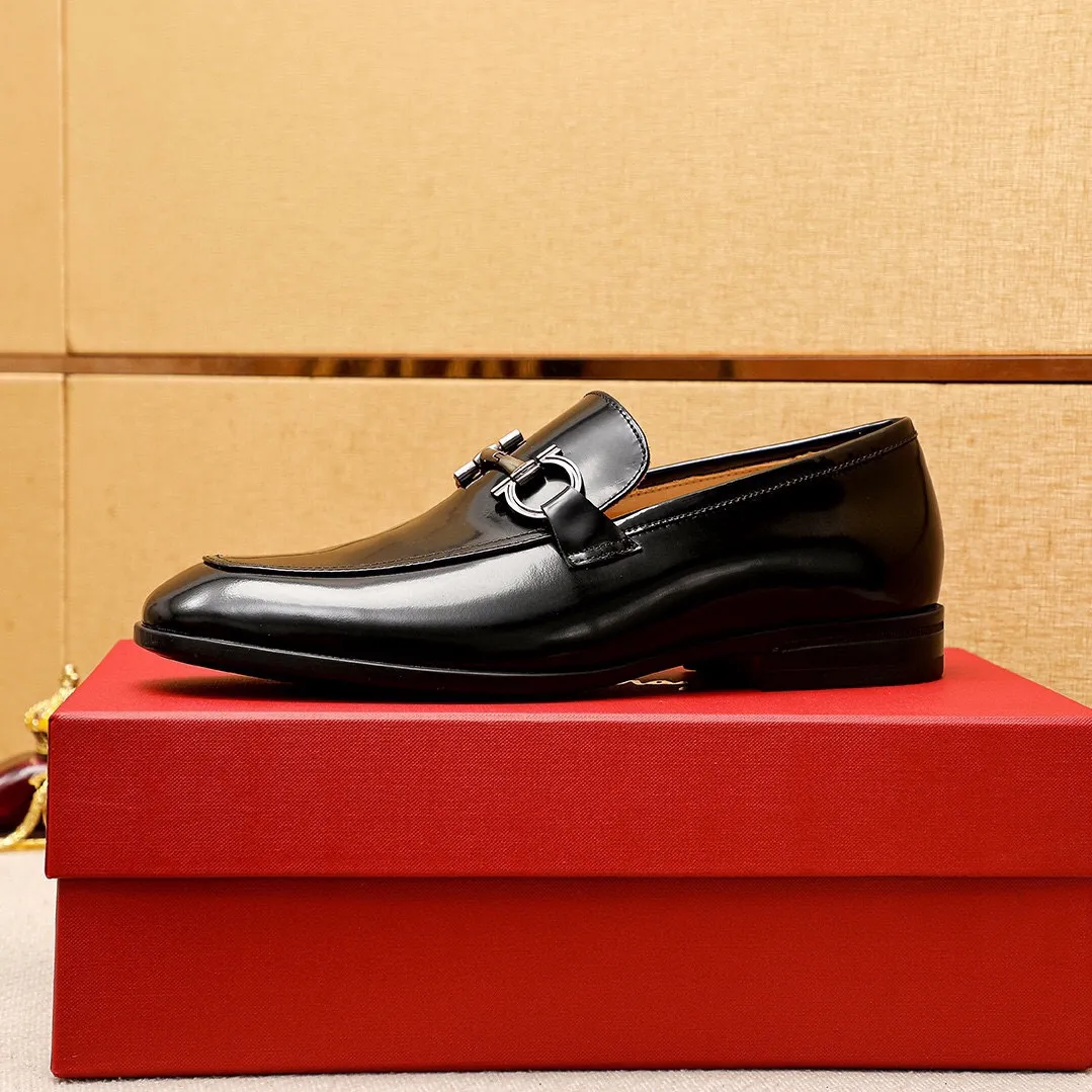 Men's shoes 💰480 💐 Product trademark: Ferragamo "Ferragamo" casual leather shoes Regular size: 38-44 (45🉑️customized) Product materials: Selected imported first-layer open-edge beaded cowhide upper + luxury hardware buckle, imported water-dyed cowhide leather lining. Strong three-dimensional visual effect, original rubber outsole Color: 3⃣️seed leather materials available